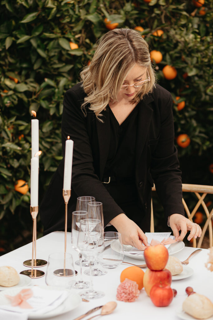 Eva Rivas de Imagina el Momento colocando una mesa nupcial en una boda en Mallorca