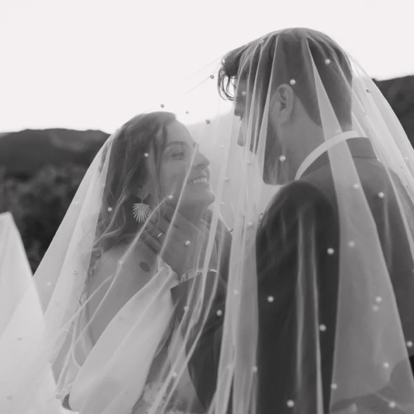 Novios bajo velo en blanco y negro