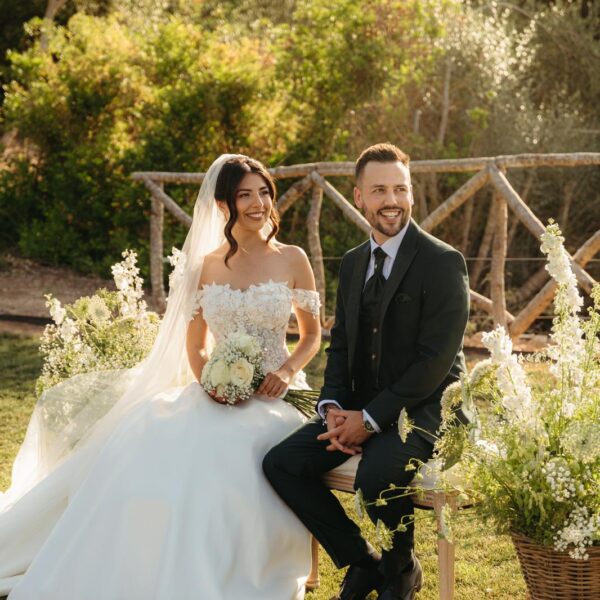Novios en ceremonia exterior