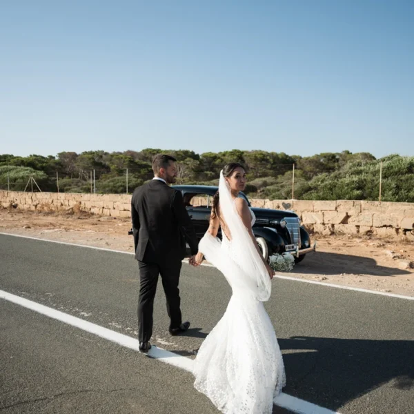 Novios yendo a coche