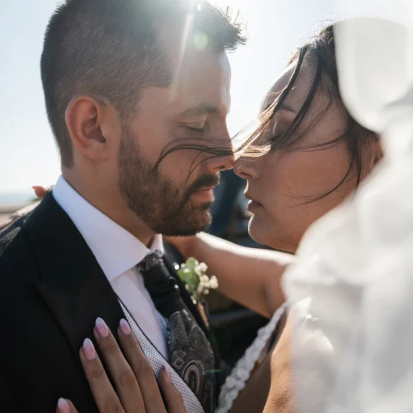 Novios romanticos atardecer