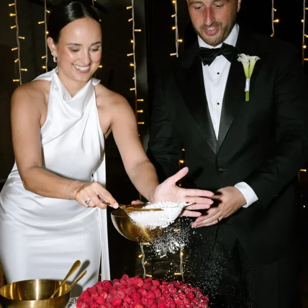 Novios azucar glas sobre tarta frambuesa