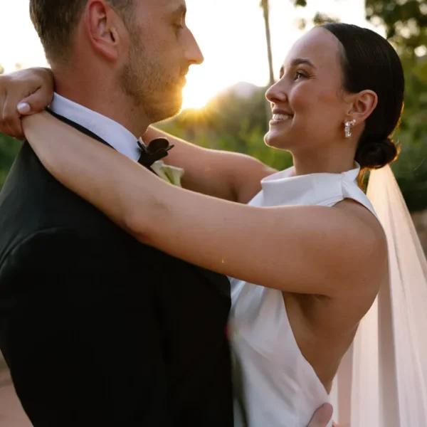 Novios abrazandose bajo atardecer
